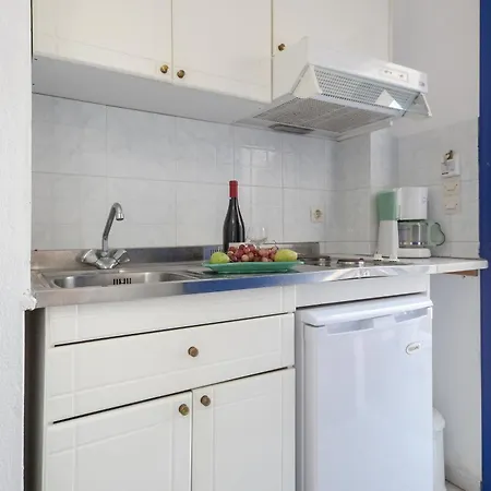 Victoria & Mikri Vigla