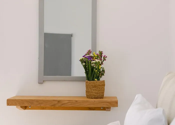 Victoria & * Mikrí Vígla