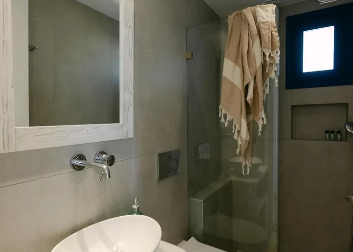 Victoria & * Mikrí Vígla